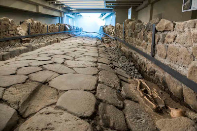 Antica strada romana emersa sotto il McDonald's