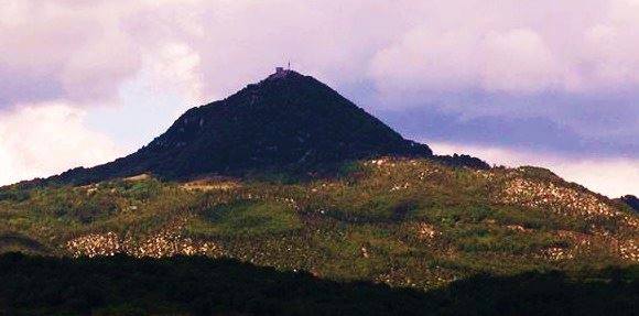 Monte Cacume (m. 1095) e la sua piramidale vetta