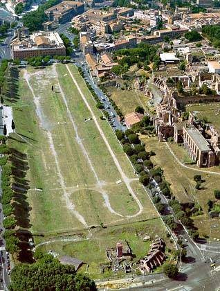 Tramonto sulla Roma Imperiale dal Circo Massimo al Foro Traiano