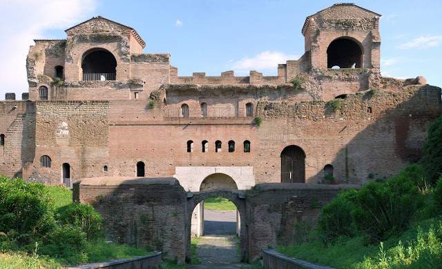 San Giovanni: il camminamento delle Mura Aureliane e la Stazione Museo