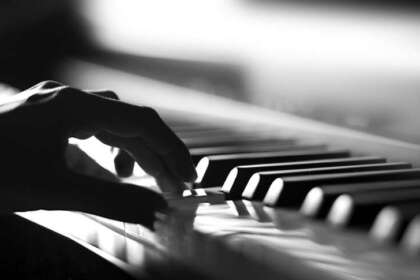 Scoprire il Potere della Musica: Perché Iniziare a Suonare e Come Scegliere la Scuola Giusta a Roma