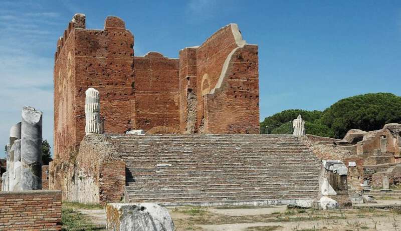 All'ombra dei pini secolari di Ostia Antica