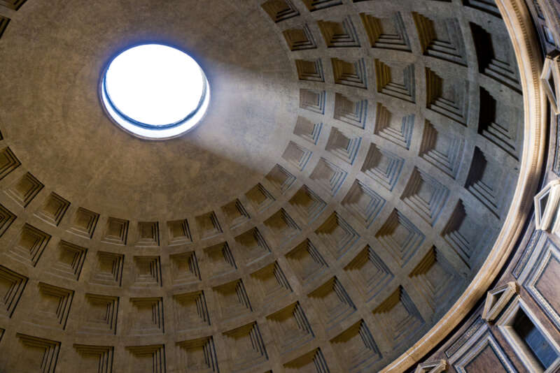 La cupola del Pantheon romano e l'apertura in cima, chiamata Oculus, con il sole che passa attraverso di essa