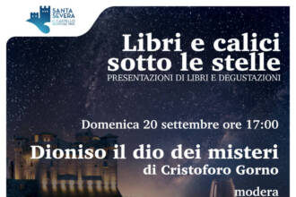 Libri e calici sotto le stelle del Castello