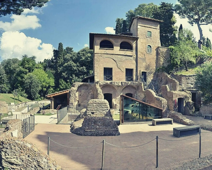 Area sacra di Torre Argentina con archeologa