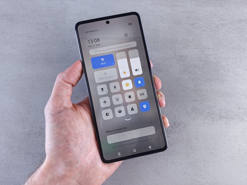 Mano che regola la luminosità dello schermo di uno smartphone