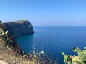 Ventotene: Un’Isola Sospesa tra Storia, Natur
