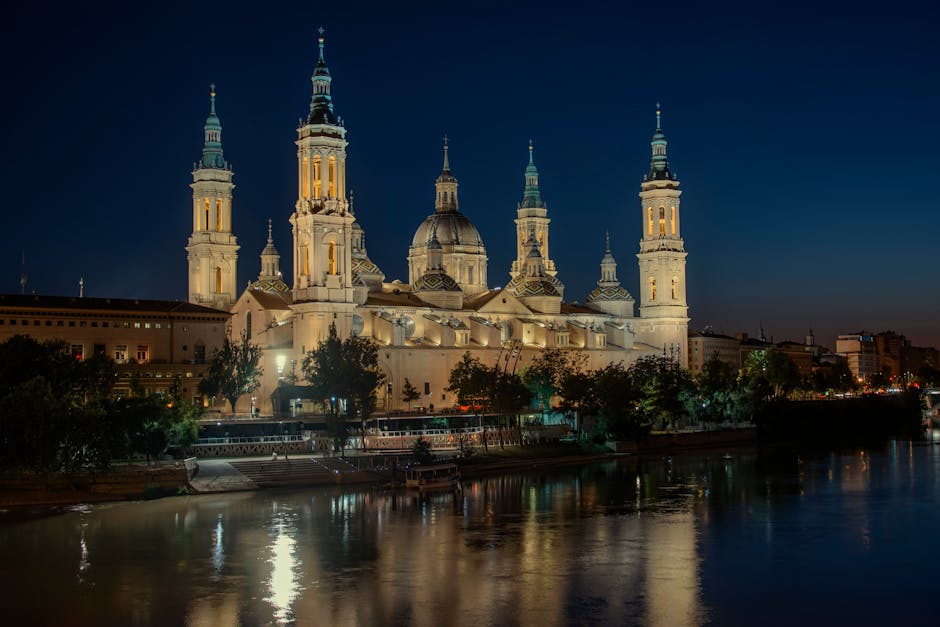 La Basilica del Pilar riflessa nel fiume Ebro al tramonto