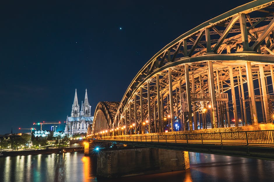 La maestosa Cattedrale di Colonia illuminata di notte
