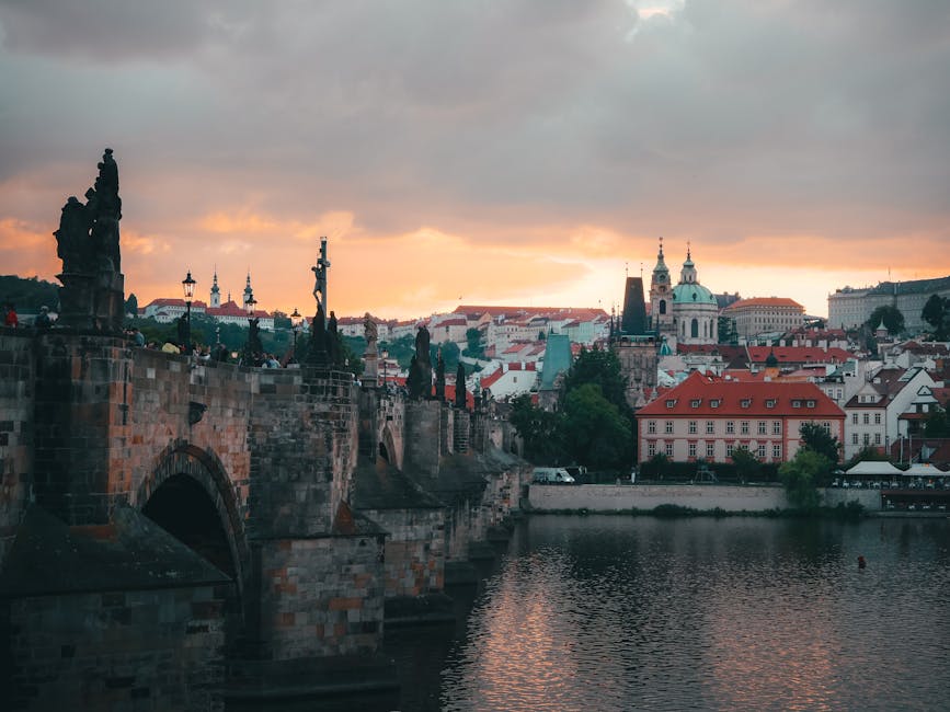 Il Ponte Carlo di Praga al tramonto con il Castello sullo sfondo
