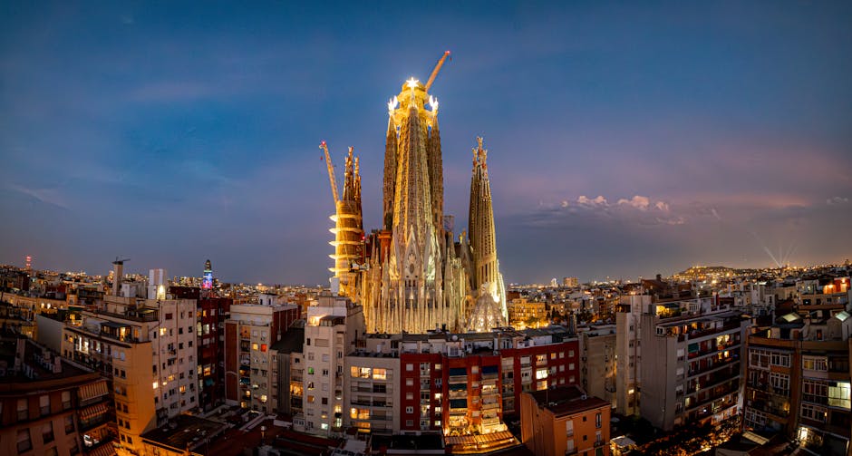 La Sagrada Familia illuminata al tramonto con dettagli architettonici visibili