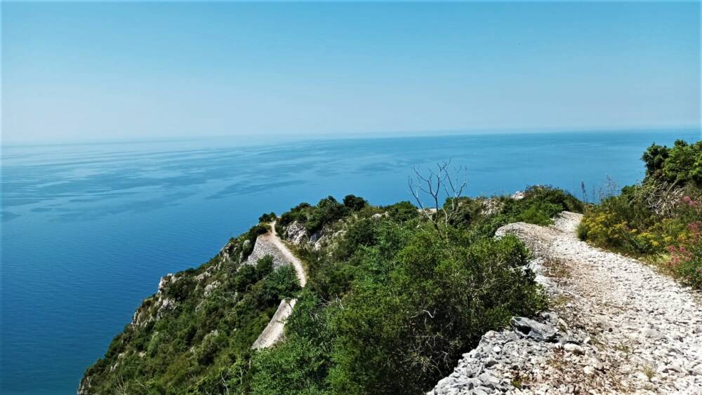 La via del sole, il mare e le grotte del Circeo
