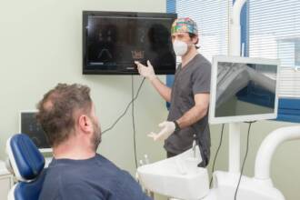 Impianto dentale a Reggio Emilia: lo studio che fa la differenza