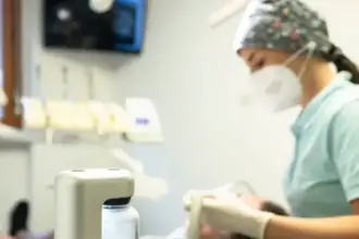 Igiene dentale a San Mauro Torinese: perché la pulizia professionale non sostituisce quella quotidiana