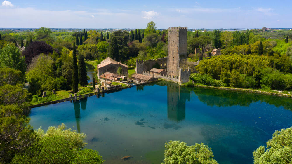 Giardino di Ninfa: un luogo da fiaba vicino a Roma Giardino di Ninfa: un luogo da fiaba vicino a Roma