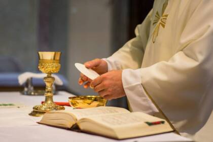 Norme liturgiche e scelta della casula per la parrocchia: cosa sapere