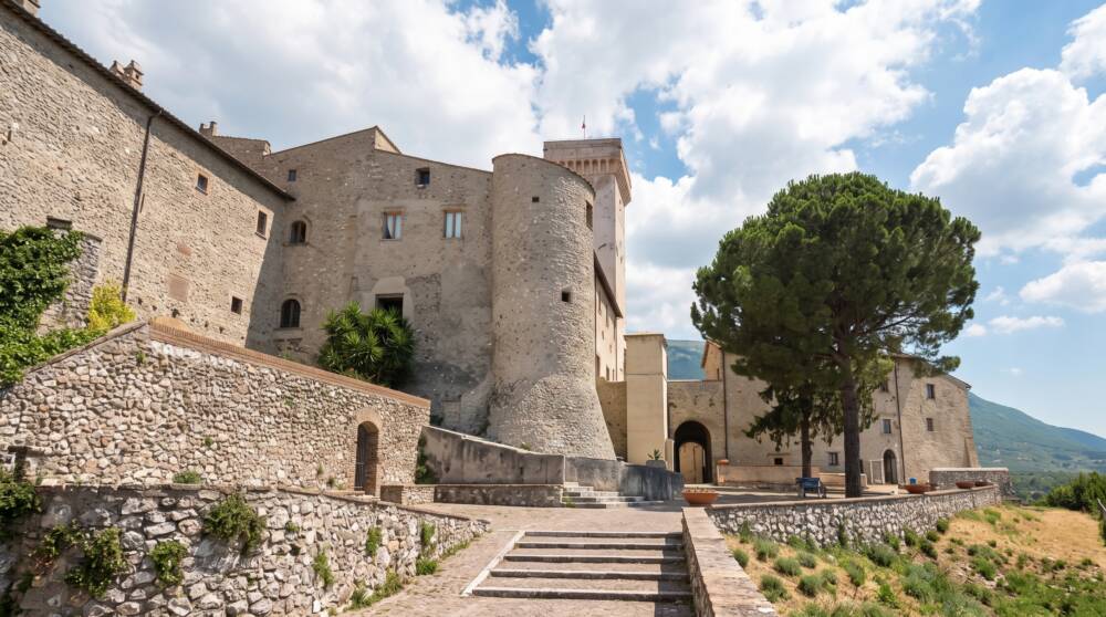 Castello Savelli a Palombara Sabina: il gigante di pietra Castello Savelli